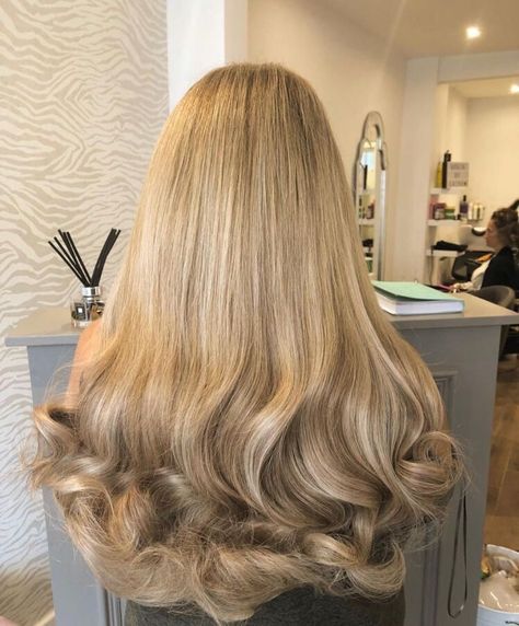 Voluminous Blonde Hair, Classy Curls, Blonde Hair Looks, Voluminous Hair, Long Blonde, Long Blonde Hair, Beautiful Long Hair, Hair Inspo Color, Makati