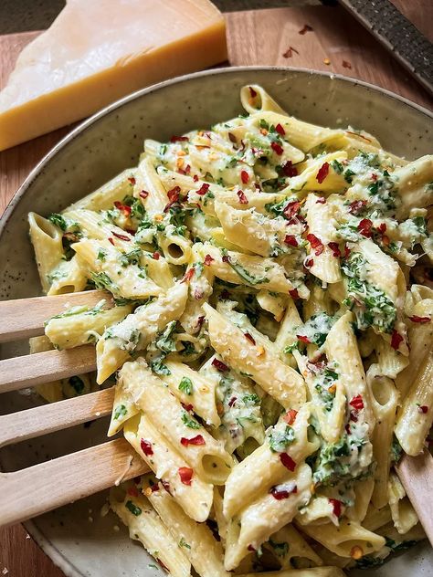 Kale Pasta Recipe, Greek Yogurt Pasta, Salmon With Honey, Bean Pasta Recipes, Pasta With Green Beans, Cooked Salmon, Garlic Kale, Kale Pasta, Creamy Pasta Recipes