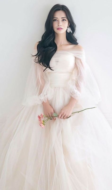 Korean Wedding Dress Simple, Wedding Dresses Korean, Korean Wedding Dress, Minimal Wedding Dress, Muslimah Wedding Dress, Muslimah Wedding, Wedding Photo Studio, Lehenga Designs Simple, Wedding Gowns With Sleeves