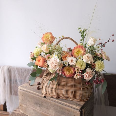 Picnic Floral Arrangements, Flower Basket Centerpiece Wedding, Picnic Flower Arrangements, Flower Picking Basket, Picnic Basket Floral Arrangements, Picnic Basket Flower Arrangement, Picnic Basket Flowers, Picnic Basket With Flowers, Basket Bouquet Wedding