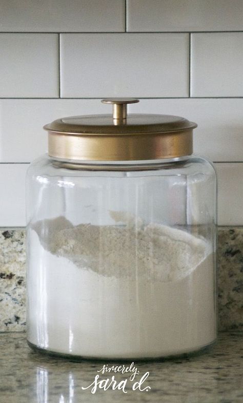 Love this gold/glass canister!  It's inexpensive and blogger tells how to easily DIY gold lid. Gold Canisters For Kitchen, Glass Canisters In Kitchen Display, Kitchen Canisters On Counter Display, Painting Glass Canisters, Canisters Diy, Kitchen Cannisters, Flour Jar, Glass Kitchen Canisters, Flour Container