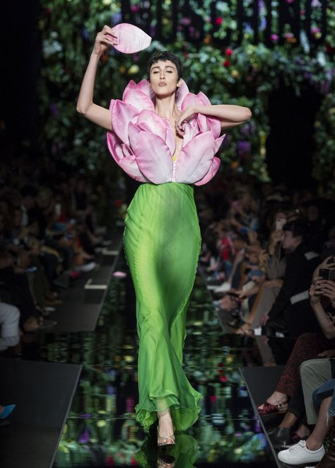 MFW: Moschino SS18 | Wonderland Magazine Runway Clothes, Fashion Show Themes, Bouquet Dress, Theme Dress, College Work, Spring Couture, Fashion Illustration Dresses, Floral Inspiration, Anna Wintour