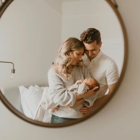 Classic Newborn Family Photos, Newborn Photo Shoot Nursery, Newborn Pics At Home Outfits, Photography Poses Newborn, Lifestyle Newborn Photography Living Room, Outfit For Newborn Pictures Family, Newborn Mirror Photography, Newborn Photos Bedroom, Newborn Photoshoot Lifestyle