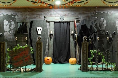 haunted house entrance Halloween Haunted House Diy, Theme Costumes, Halloween Haunted House Decorations, Haunted House Diy, Dekorasi Halloween, Haunted House Decorations, Haunted House Props, Decoration Restaurant, Creepy Halloween Decorations