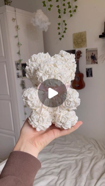 Derya🥐🥐 on Instagram: "Free gift idea part 2: DIY rose teddy🧸🎀🌹" Petit Cadeau Diy, Homemade Presents For Mom, Free Gift Idea, Toilet Paper Art, Diy Teddy Bear, Diy Rose, Diy Roses, Diy Papier, Flower Diy