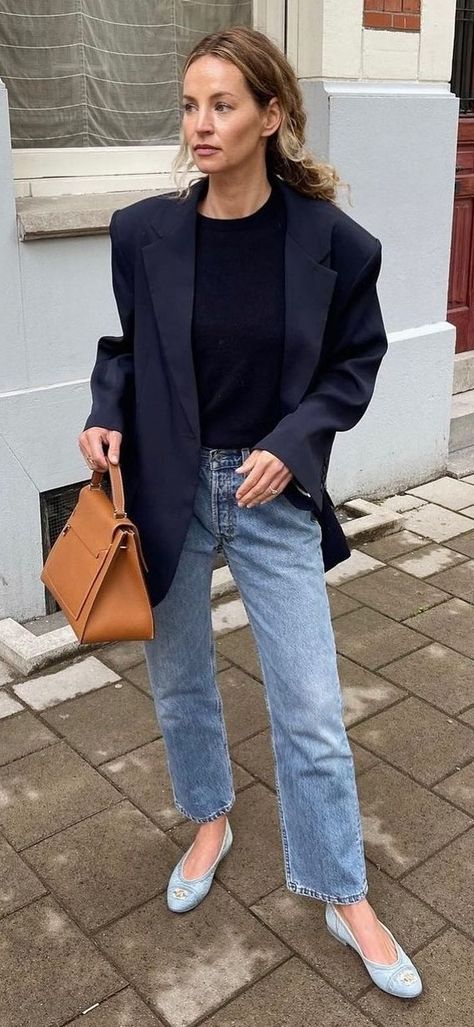 Navy Blue Oversized Blazer Outfit, Navy Blazer Street Style, Oversized Navy Blazer Outfit, Navy Flats Outfit, Navy Blazer Outfit Women Casual, Navy Blue Blazer Outfits For Women, Blue Loafers Outfit Women, Fedora Outfits Women, Navy Blazer Outfit Women Work