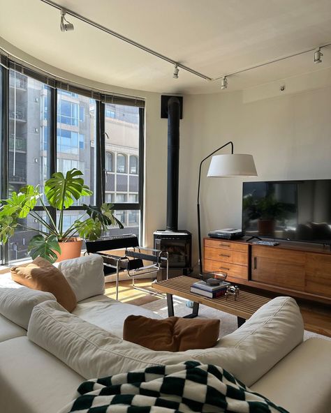 Modern Cosy Home, Apartment Classic Design, Modern City Living Room, Small New York Living Room, Nyc Small Living Room, Atlanta Lofts Apartments, Modern Artsy Interior Design, Couch Apartment Small Spaces, Midcentury Modern Apartment Living Room