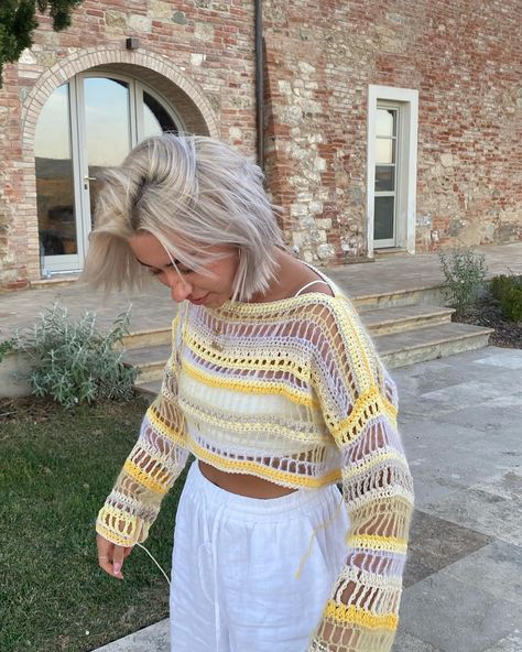 BY BELINA | italy crochet project💛✨🌟 —— yellow summer sweater tutorial up now | Instagram Sweater Tutorial, Crochet Shrug Pattern, Mesh Sweater, Crochet Knit Stitches, Crochet Ladies Tops, Summer Sweater, Crochet Fashion Patterns, Pretty Blouses, Crochet Vest