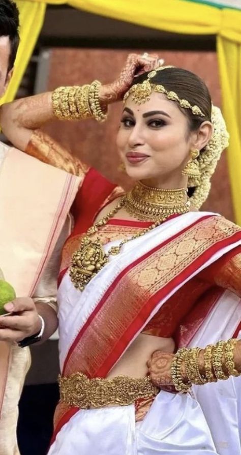 Mouni roy traditional gold jewellery Traditional Gold Jewellery, South Indian Wedding Hairstyles, Bridal Sarees South Indian, Bengali Bride, Mouni Roy, Indian Bride Outfits, Bridal Poses, In Shock, Indian Dresses Traditional