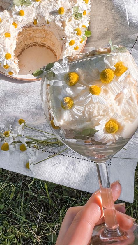 Cake With Chamomile Flowers, Midsummer Cake, Chamomile Cake, Floral Cakes, Funny Birthday Cakes, Most Satisfying, Loaf Cake, Chamomile Flowers, Floral Cake