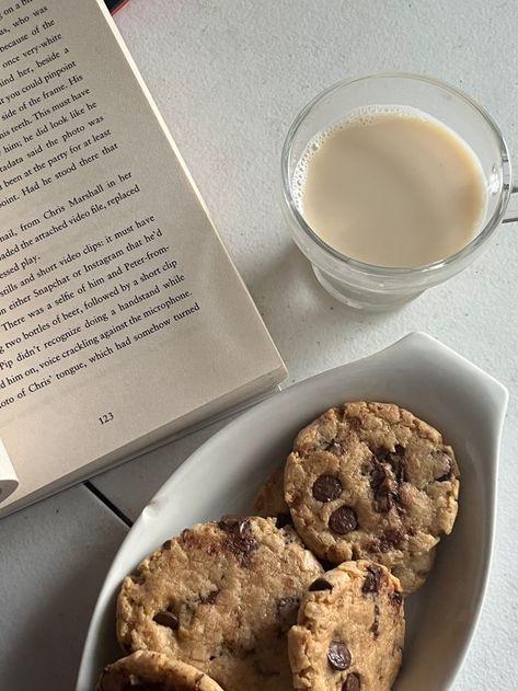 Vanilla Cookies Aesthetic, Books And Baking Aesthetic, Cookies Pictures Instagram, Fresh Baked Cookies Aesthetic, Aesthetic Cookies Pictures, Cookie Asethic, Baking Pictures Aesthetic, Cookies And Milk Aesthetic, Aesthetic Cookie Pictures