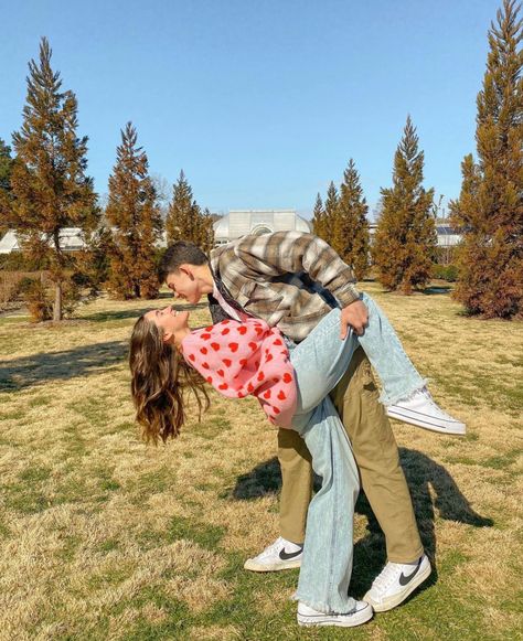 Hiking Date, Cute Hiking Outfit, Instagram Couples, Cute Relationship Photos, Couple Picture Poses, Cute Couple Poses, Couple Photoshoot Poses, Fashion Photography Poses, Foto Poses