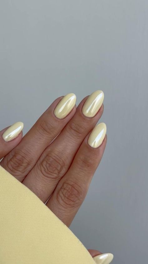 Glazed Donut Nails Design, Glazed Color Nails, Pastel Yellow Nails Chrome, Yellow Powder Nails, Glazed Yellow Nails, Glazed Donut Nails Color, Yellow Nail Inspo Short, French Color Tip Nails, Yellow French Chrome Nails