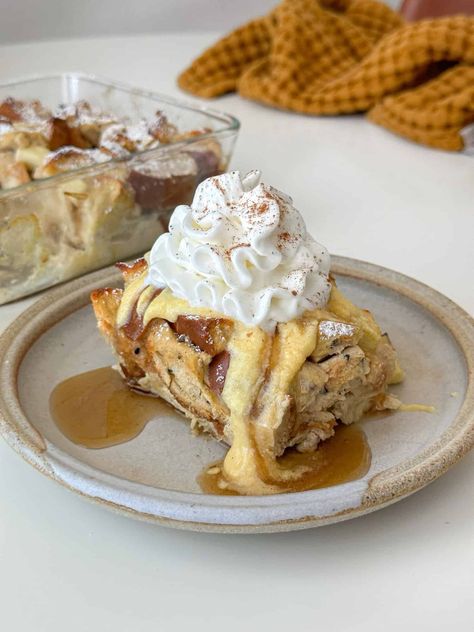 Apple Pie French Toast Casserole | Tisha's Veggie Eats Apple Pie French Toast, Soft Fluffy Bread, Apple French Toast Casserole, Fluffy Bread, Apples Cinnamon, Family Brunch, Toast Casserole, Seed Bread, Instant Pudding Mix