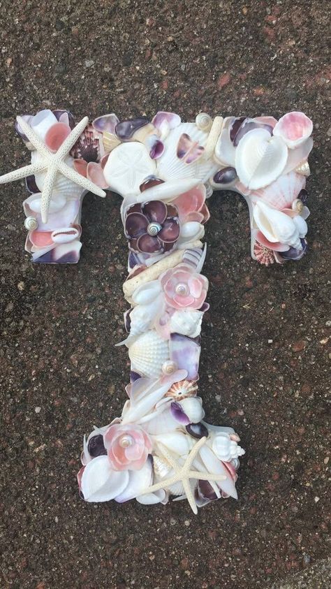 Seashell Letters Palett Signs With Flowers Snd Seashells, T Name Wallpaper, T Wallpaper Letter, Diy Alphabet Letters, Christmas Live Wallpaper, Seashell Letter, Diy Beach Wedding, Attractive Wallpapers, T Wallpaper