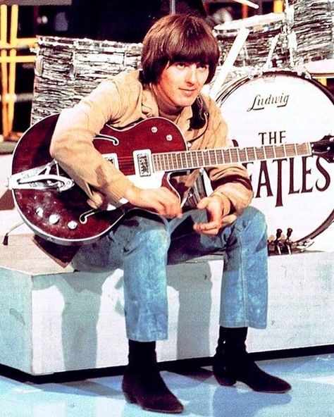 George Harrison with his '62 Gretsch Tennessean, March 28th, 1965. #thebeatles #georgeharrison #gretsch Beatles Quotes, Beatles George, Beatles Pictures, Guitar Photography, Song Recommendations, Photography Music, The Fab Four, I'm With The Band, Celebrity Tattoos