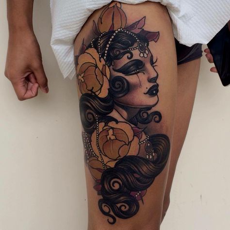 1920s inspired showgirl flapper tattoo! I want! Flapper Tattoo, Upper Leg Tattoos, Traditional Tattoo Woman, Side Thigh Tattoos, Emily Rose, Thigh Tattoos Women, 1 Tattoo, Dream Tattoos, Tattoo Blog