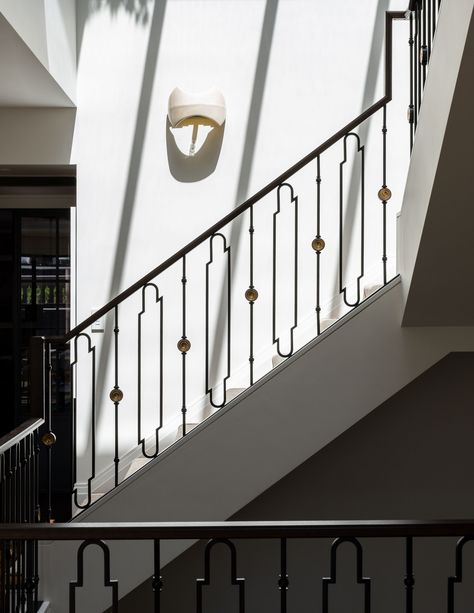 Amuneal created multiple bespoke items for this historic Boston residence, including custom guardrails which reference the existing wrought iron rails while tying in with newly constructed details throughout the home. The Amuneal-made custom railings connect each floor and surrounding stair wells throughout the home. The Blackened Steel pickets feature Dark Silvered Walnut and Warm Brass elements as well as custom shapes. #homedecorideas #railing #railsystem #customrailing درابزين السلم, Modern Railing, Custom Railing, Stair Well, Iron Railings, Iron Stair Railing, Interior Design Your Home, Stairs Design Modern, Oak Shelves