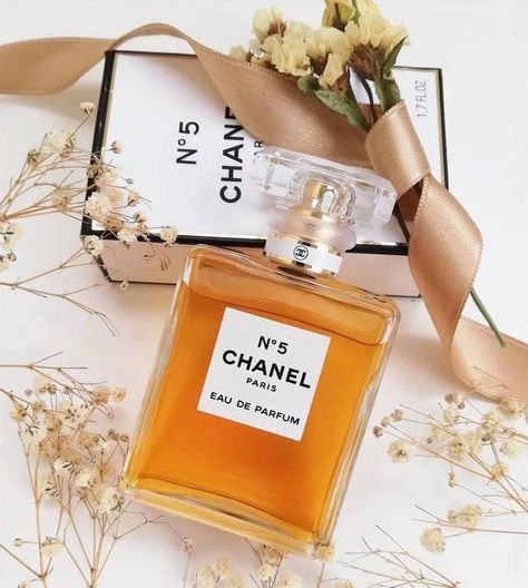 My French Country Home Magazine » 5 Classic French Perfumes Chanel Number 5, Chanel N 5, Chanel No5, Perfume Chanel, Estee Lauder Beautiful, Best Perfume For Men, Chanel Fragrance, Parfum Chanel, Chanel Iman