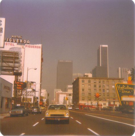 Holiday Inn Figueroa Street, Downtown Los Angeles, 1977 Los Angeles Downtown, California Camping, 70s Aesthetic, Desain Signage, Images Esthétiques, Foto Vintage, Jolie Photo, Downtown Los Angeles, Retro Aesthetic