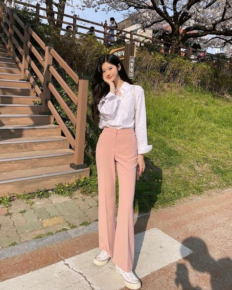 Ootd Campus, Feminine Fits, Pink Pants Outfit, Soft Feminine Outfits, Korean Pants, Neat Casual Outfits, Casual Work Outfits Women, Corporate Attire, Stylish Work Attire