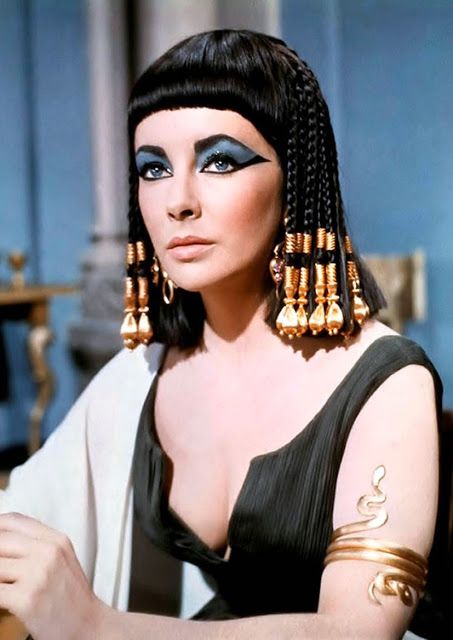 Elizabeth Taylor Cleopatra Beauty, Elizabeth Taylor Cleopatra, Cleopatra Beauty Secrets, Elegance Hair, Queen Cleopatra, Egyptian Women, Celebrity Halloween Costumes, Mask Diy, Elizabeth Taylor