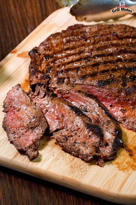 Flank Steak Recipes, Grilled Flank Steak, Grilled Steak Recipes, Grilled Dinner, Juicy Steak, Steak Recipe, Grilled Steak, Skirt Steak, Steak Dinner