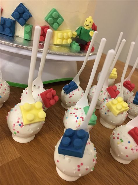 Lego cake pops Lego Cake Pops Ideas, Roblox Cakepops, Lego Cakepops, Lego Themed Cake, Lego Cake Pops, Lego Friends Birthday, Police Cakes, Cake Pops Recipe, Lego Birthday Cake