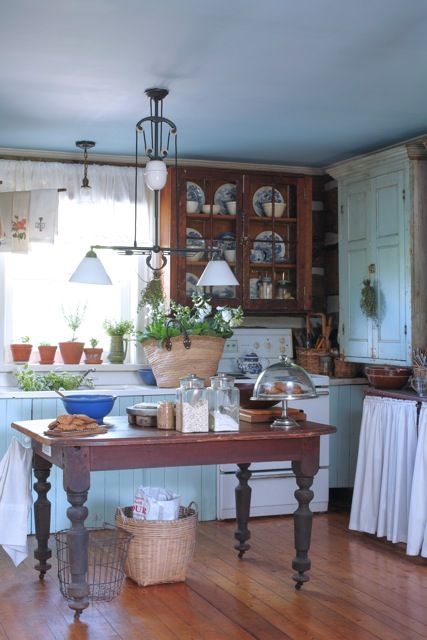 Victorian Unfitted Kitchen, Unfitted Kitchen Ideas Farmhouse, Unfitted Kitchen French, Unfitted Kitchen Ideas, Unfitted Kitchens, Old Country Kitchens, Unfitted Kitchen, Old Fashioned Kitchen, Country Kitchen Designs