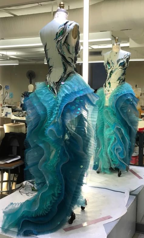 Dresses That Look Like The Ocean, Water Haute Couture, Aquatic Outfit Ideas, Fashion Show Themes Ideas Inspiration, Ocean Dress Design, Jellyfish Inspired Outfit, Water Inspired Outfits, Ocean Inspired Dress, Aquatic Outfit