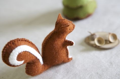 Squirrel Sewing Pattern, Playset Diy, Felt Template, Baby Mobil, Small Stuffed Animals, Felt Pattern, Animal Patterns, Woodland Animal, Felt Toys