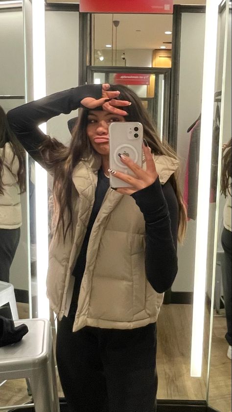 Beige Body Warmer Outfit, Outfit Air Force One, Outfit Black Sweatpants, Beige Puffer Vest Outfit, Comfy Girl Aesthetic, Beige Vest Outfit, Cream Vest Outfit, Beige Puffer Vest, Aesthetic Selfie Poses