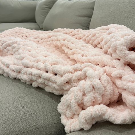 Pink Chunky Knit Throw Blanket / Soft Warm Throw Blanket / - Etsy Argentina Light Pink Throw Blanket, Preppy Blanket, Crocheting Blanket, Yarn Aesthetic, Crochet Blanket Patterns Free, Bubble Blanket, Vibey Room, Girl Apartment Decor, Pink Throw Blanket