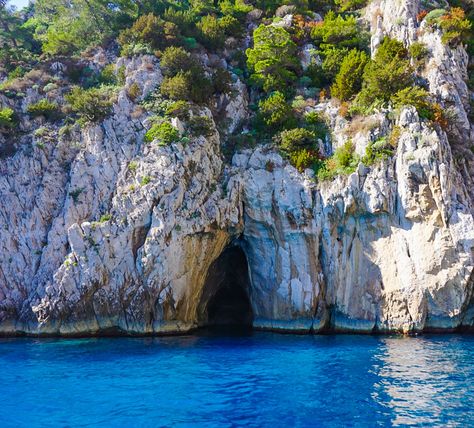 Blue Grotto Capri, Blue Grotto, Clear Beaches, Capri Island, Day Trips From Rome, Isle Of Capri, Sea Cave, Italian Vacation, Capri Italy