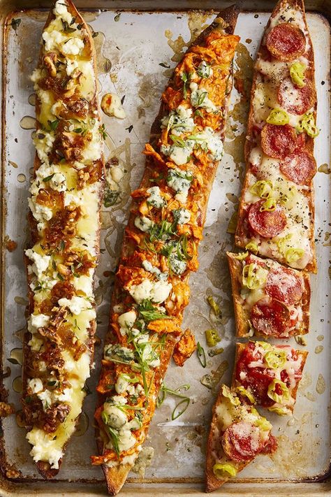 9 Football Food Ideas For Any Game Day Party Baguette Pizza Recipe, Easy Leftover Turkey Recipes, Easy Super Bowl, Leftover Turkey Recipes, Superbowl Party Food, Super Bowl Food, Football Food, Snacks Für Party, Game Day Food