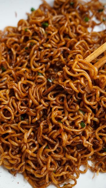 Me Goreng, Mi Goreng Noodles, Noodles Seasoning, Mi Goreng, Dark Soy Sauce, Instant Ramen, Food Aesthetics, Soya Sauce, Sweet Chilli Sauce