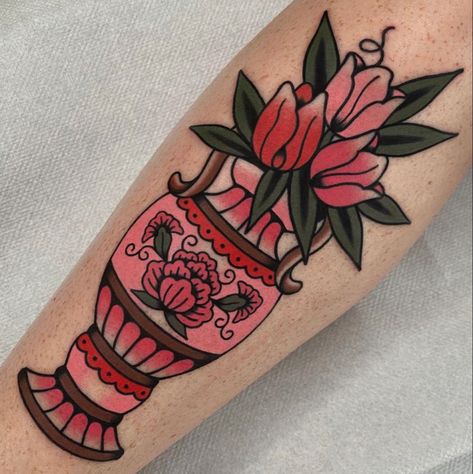 Traditional Tattoo Vase, Chest Tattoo Designs Female, Vase Tattoo, Optical Illusion Tattoos, Illusion Tattoos, Traditional Tattoo Inspiration, Tulip Tattoo, Tattoo Apprenticeship, Tulip Vase