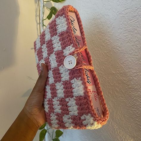 Handmade Checkered  Crochet Book Sleeve ||  Book Lover Gift Protection Book Accessories || Pink and White Free Delivery  Length: 22 cm Width: 15 cm Height: 1 cm Protects your book while travelling Custom/Commission open Book Sleeve Crochet, Crochet Book Sleeve, Checkered Crochet, Crochet Idea, Crochet Book, Diy Aesthetic, Accessories Pink, Sleeve Crochet, Book Sleeve