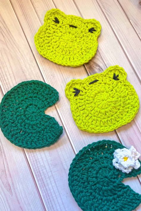 This Crochet Lily Pad Coaster Pattern will bring your home a bit of freshness! You can keep it simple or add a small flower for extra flare. Crochet Lilly Pad, Crochet Lily Pad, Crochet Lily, Bird Coasters, Coaster Pattern, Crochet Coaster Pattern, Crochet Frog, Crochet Coaster, Crochet Daisy