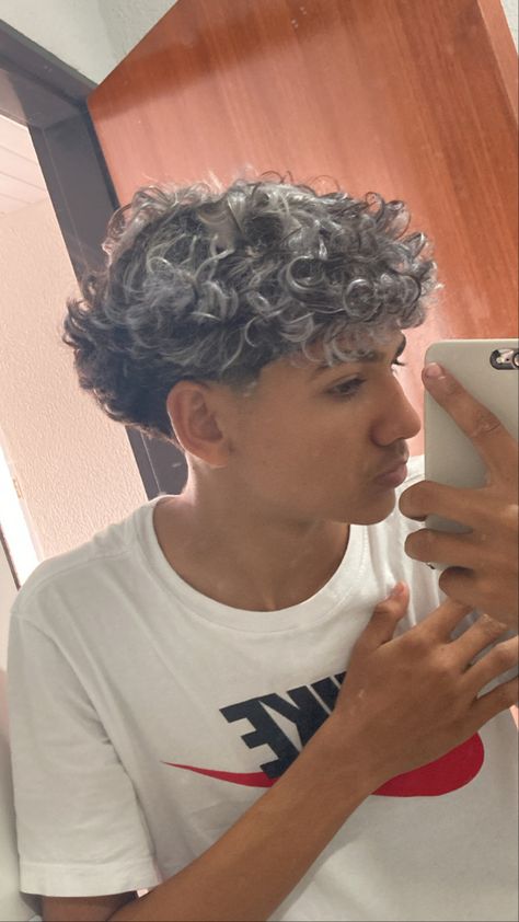 Hair Types Men, Fade Haircut Curly Hair, Taper Fade Curly Hair, Curly Head, Curly Hair Fade, Blonde Highlights On Dark Hair, Men Haircut Curly Hair, Foto Top, Br Style