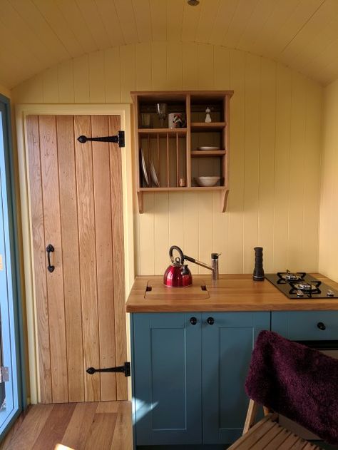 Skoolie Design, Shepherds Hut For Sale, Wooden Lodges, Shepherd Hut, Shepherd Huts, Hut House, Garden Home Office, Backyard Cottage, Cabin Kitchen