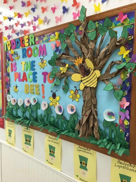 Playgroup Class Decoration Ideas, Insects Bulletin Board Ideas, Insect Bulletin Board Ideas Preschool, Nature Bulletin Boards Preschool, Toddler Room Bulletin Board Ideas, Toddler Bulletin Board Ideas, Preschool Display Boards, Daycare Mural, Spring Mural