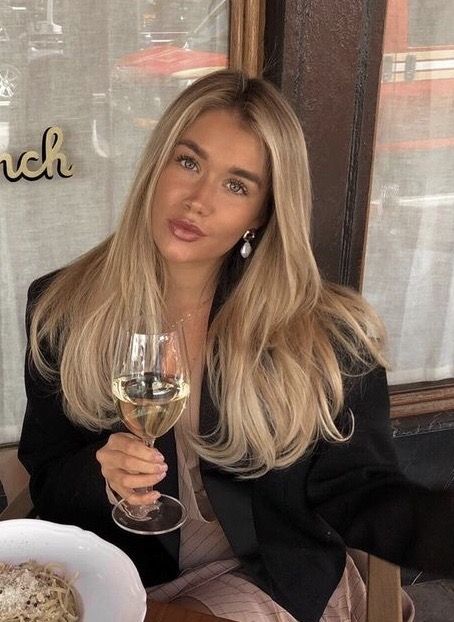 Old Money Hairstyles, Hairstyles For All Hair Types, Warm Blonde Hair, Beige Blonde Hair, Blonde Layered Hair, Aesthetic Gifts, Summer Blonde Hair, Blonde Hair Transformations, Color Rubio