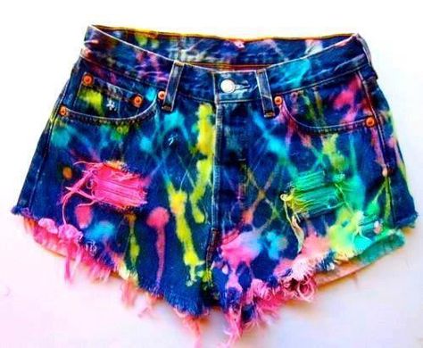 love love love these!!! Diy Neon Outfits Ideas, Rave Bras, Ty Dye, Painted Shorts, Neon Shorts, Reworked Denim, Edm Rave, Diy Shorts, Rave Bra