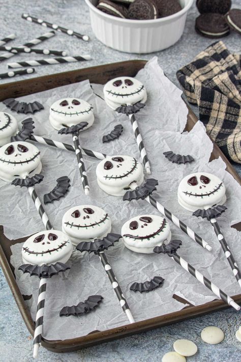 Halloween Treats Skeleton, Oreo Dipped Halloween Cookies, Halloween Food Ideas Dessert, Jack Skellington Snacks, Night Before Christmas Treats, Jack Skellington Oreos, Nightmare Before Christmas Chocolate Covered Oreos, Jack Skellington Oreo Pops, Oreo Cookies Halloween