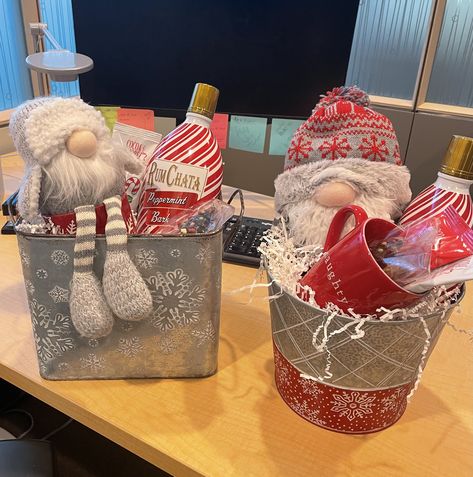 Tumbler Basket Ideas, Christmas Gifts Basket Ideas, Gift Baskets With Blankets, Gift Ideas For People With Everything, Christmas Raffle Basket Ideas, Gnome Gift Basket, Secret Santa Gift Ideas For Coworkers, Diy Christmas Presents For Family, Christmas Presents For Family