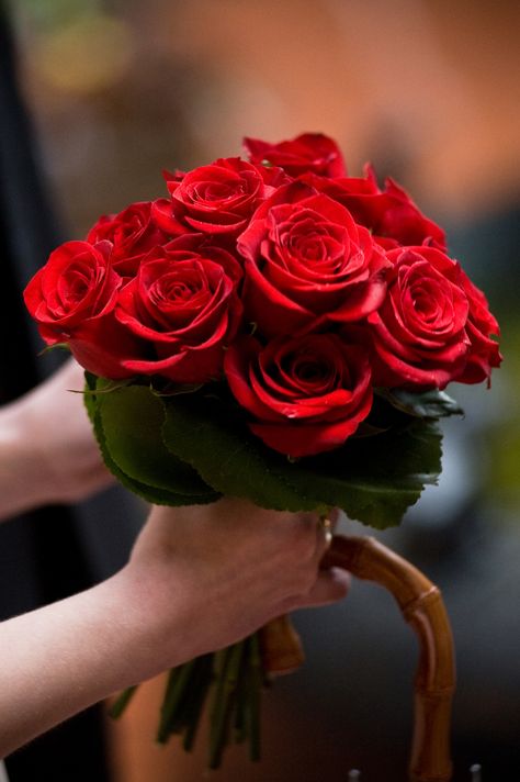 Red Rose Bouquet, Beautiful Red Roses, Sweet Kisses, Rose Rouge, Deco Floral, Romantic Roses, Beautiful Rose Flowers, Love Rose, Rose Bouquet