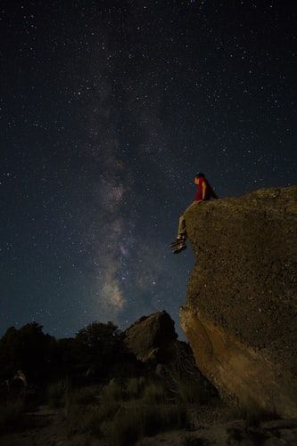 person sitting on edge of large rock under starry night sky photo – Free Cedar mountain recreation area Image on Unsplash Universe Pictures, Tayrona National Park, Wild Camp, Sky Photo, Person Sitting, Lodge Style, Utah National Parks, Starry Night Sky, Small Pool