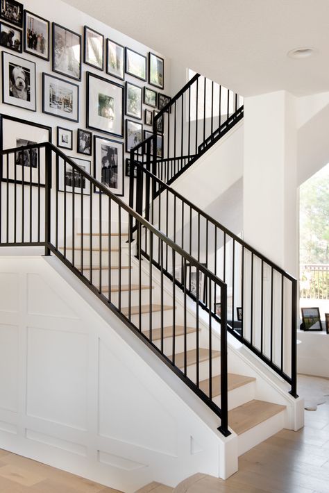 Metal Staircase Railing, Indoor Railing, Staircase Railing Design, Diy Staircase, Stairs Design Interior, Floor Renovation, Stair Railing Design, House Vibes, Barn Style House Plans