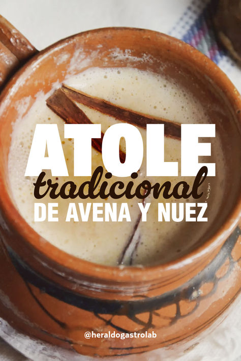 Afronta los días fríos con esta deliciosa bebida mexicana preparada con avena y nuez Atole Recipe, Malt Milkshake, Margarita Drink, Mexican Drinks, Cafe Menu, Drink Menu, Frappe, Diy Food, Diy Food Recipes